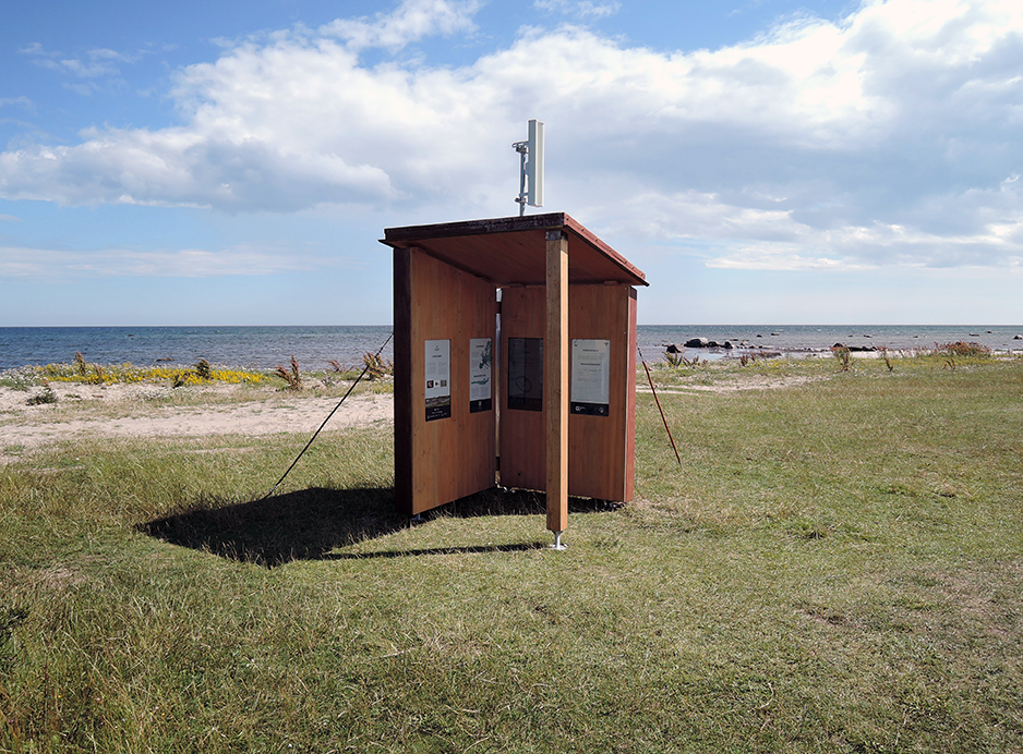 En paviljong på en gräsmatta vid havet