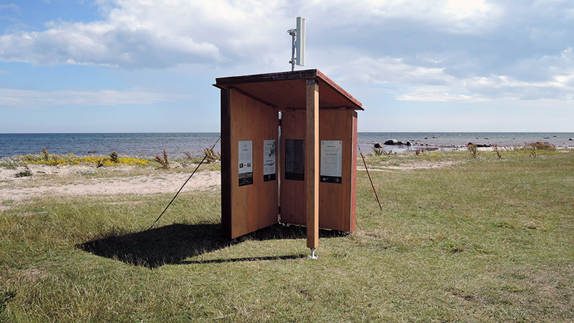 En paviljong på en gräsmatta vid havet