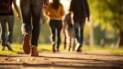 En grupp personer som promenerar tillsammans.