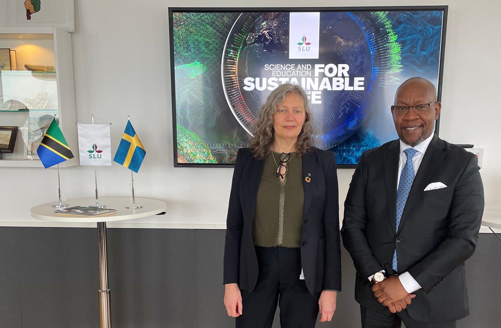 Vice-Chancellor Maria Knutson Wedel and H.E. Ambassador Mobhare Matinyi (right).
