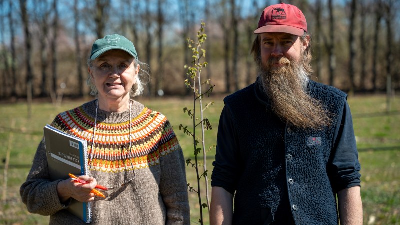 Lotta Nordmark och Fredrik Alfsson står bredvid en hasselplanta.