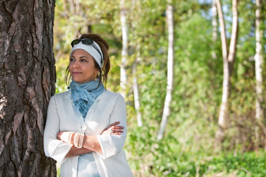 En kvinna vid ett träd