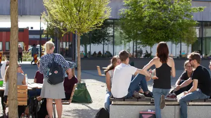 Studenter som hänger på campus
