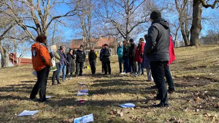 Personer på en gräsmatta