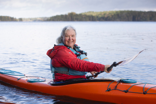 En kvinna i en kajak