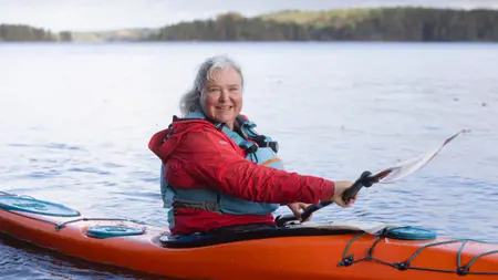 En kvinna i en kajak
