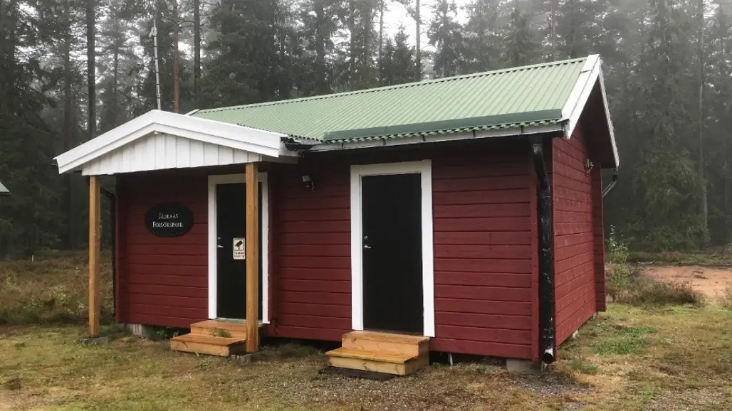The image shows the small cabin at the Ivantjärnsheden site within the Jädraås Experimental Forest