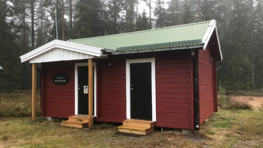 The image shows the small cabin at the Ivantjärnsheden site within the Jädraås Experimental Forest