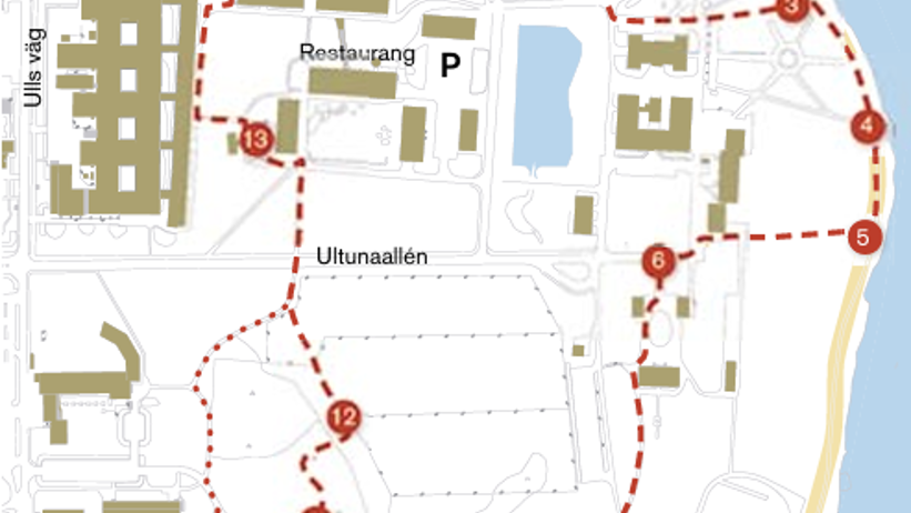 En karta över ett campusområde med en röd prickad stig som markerar en vandringsslinga med 12 stopp, numrerade från 1 till 12. Startpunkten är markerad med en grön cirkel (1) nära en restaurang, och slingan passerar parkeringsplatser (P), Utlunavägen och Rastplats vid Fyrisån. En sjö och byggnader syns också på kartan.