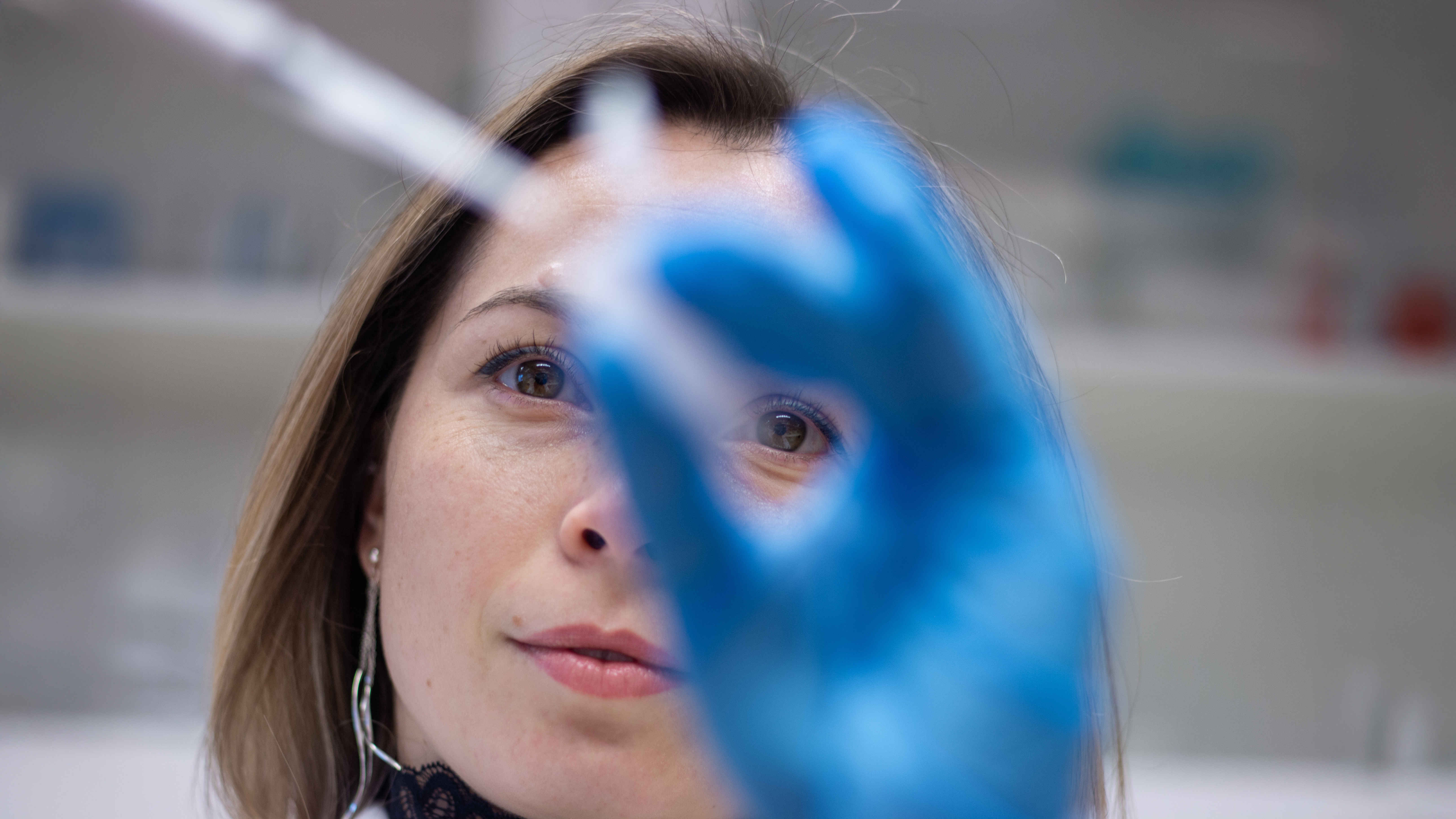 Foto av en kvinna (Khrystyna Kurta, SLU) i laboratorium. 