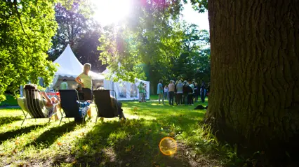 parkmiljö med några som sitter i vilstolar