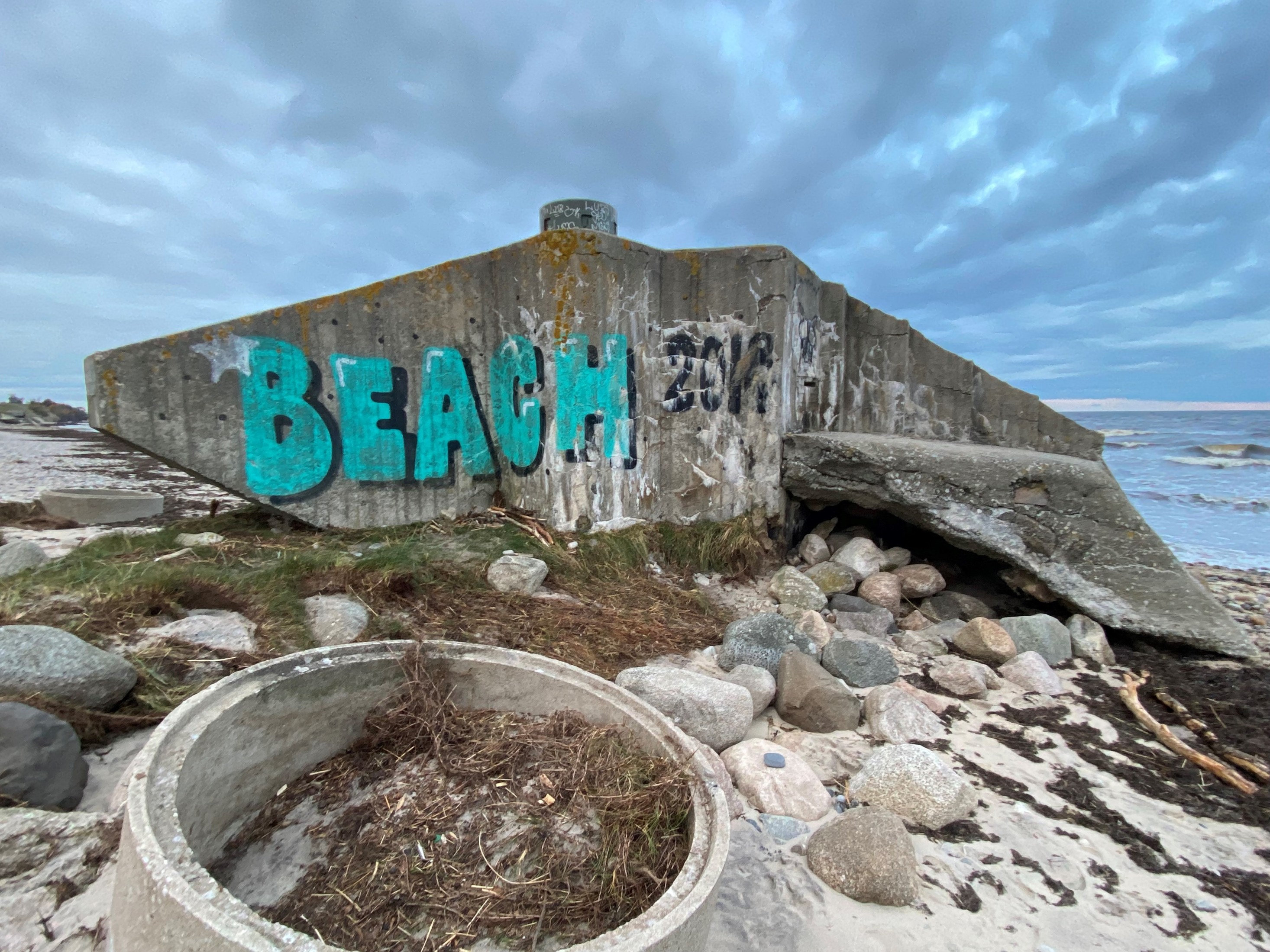 Foto på stenbyggnad på en strand