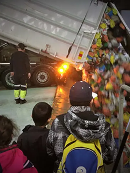 En grupp elever besöker en avfallsanläggning.