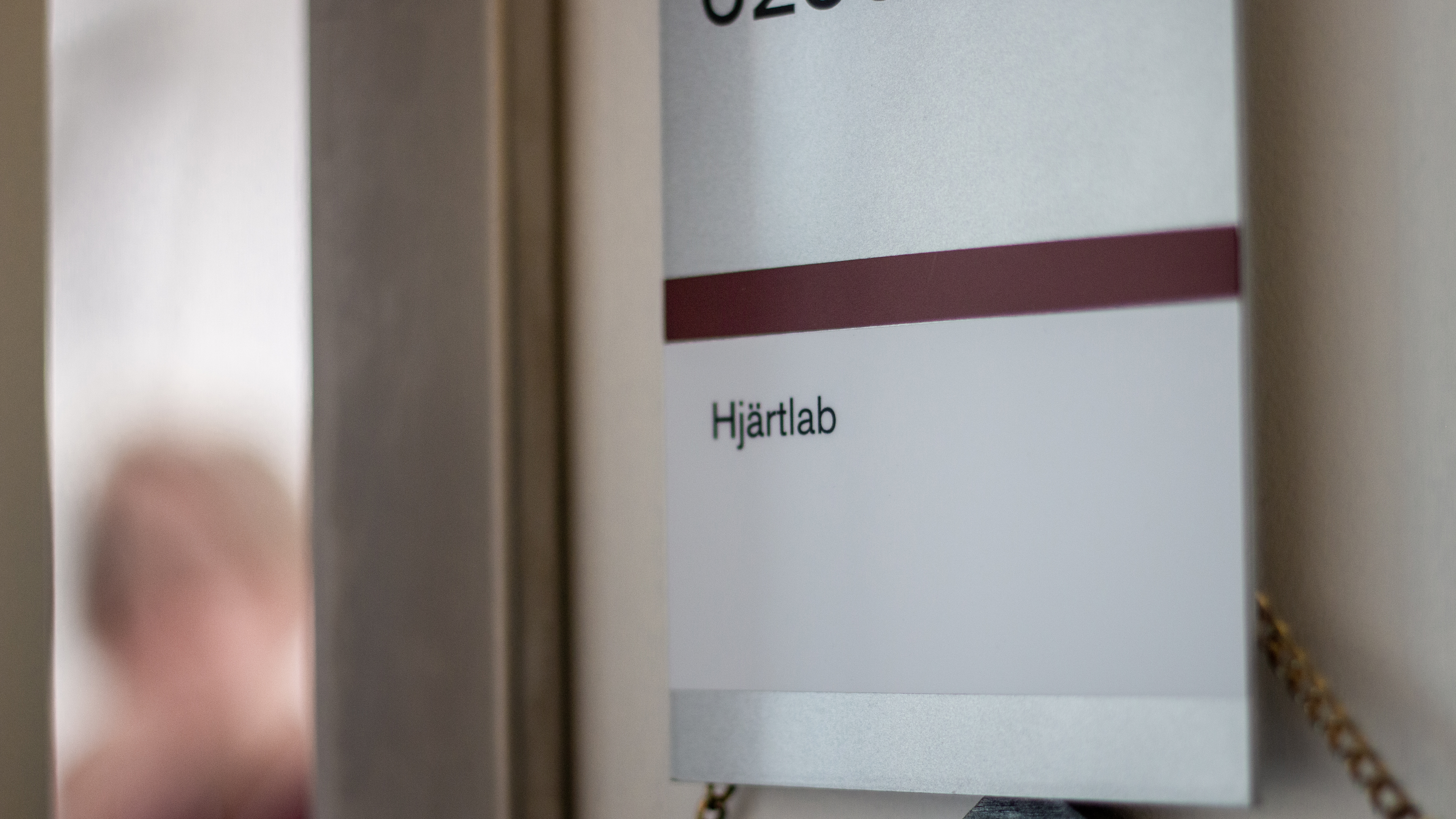 Foto utanför ett undersökningsrum på veterinärkliniken.