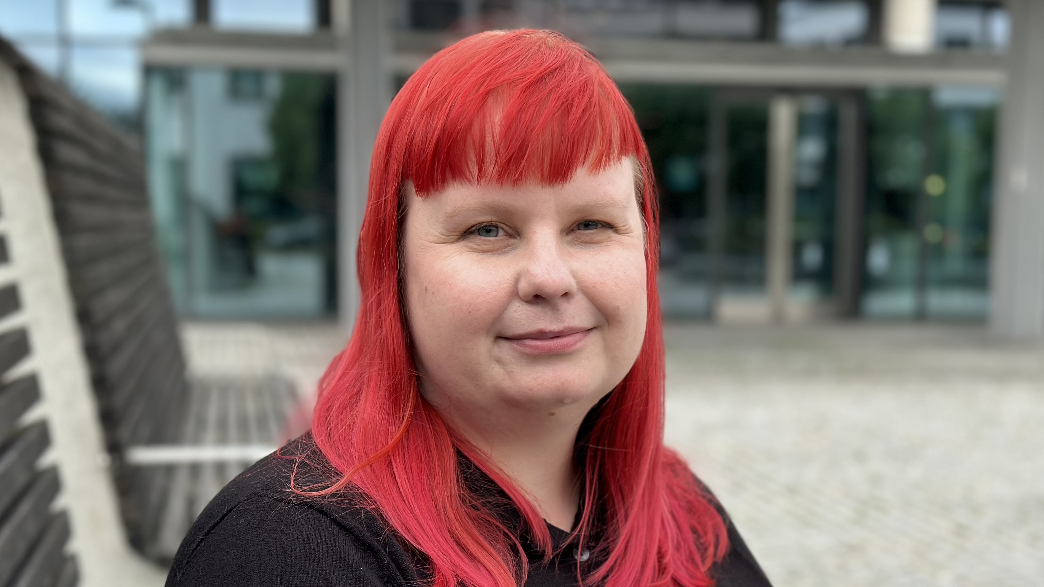 A woman with bright red hair. Photo. 