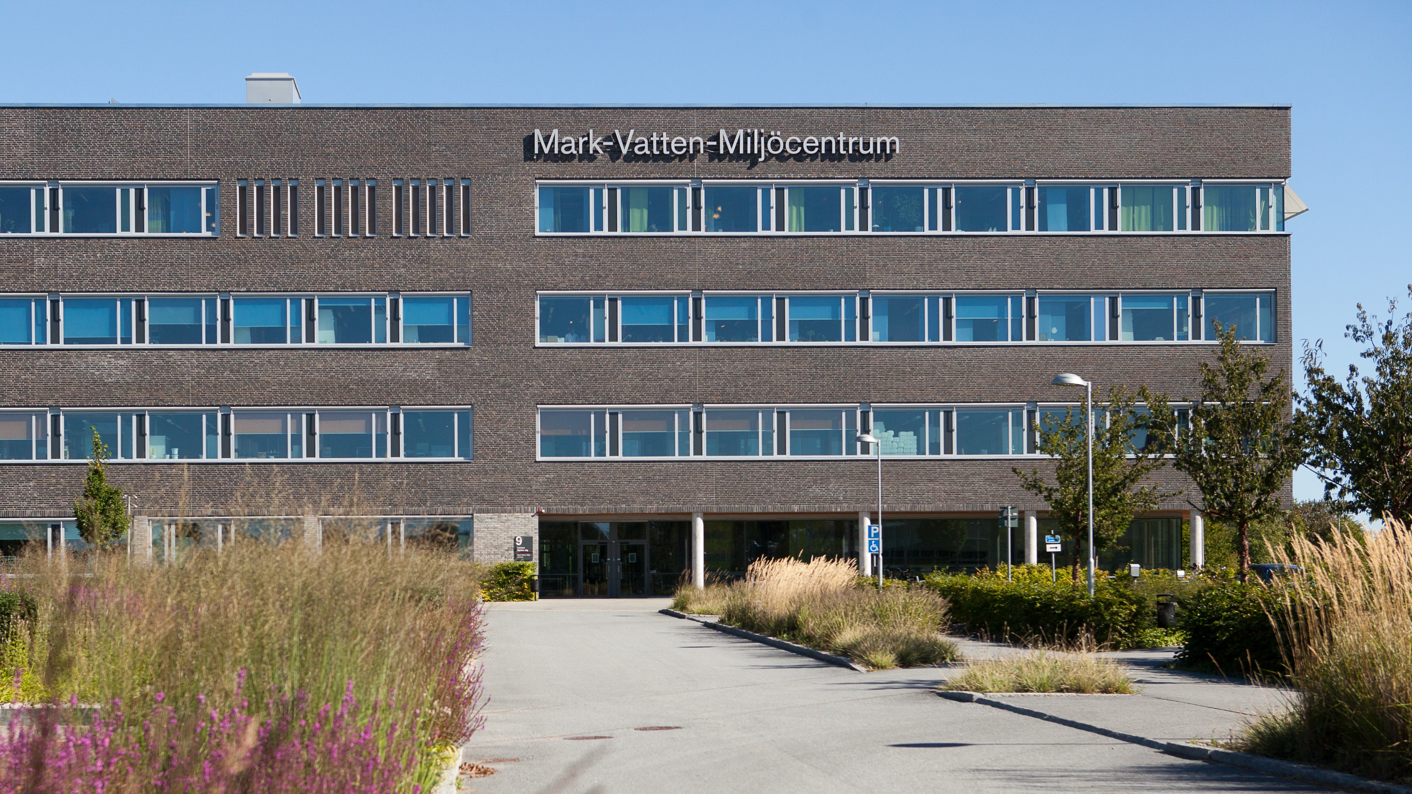 Bild av ett grått 4-vånings hus med namn Mark- Vatten-Miljöcentrum högst upp