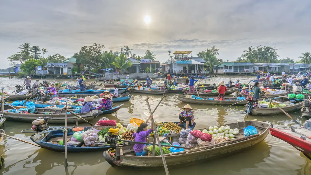 Flytande matmarknad i Vietnam. Foto: Shutterstock