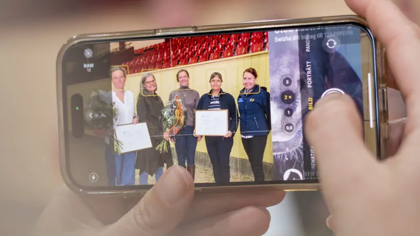 Foto av pristagarna för de båda utmärkelserna "Årets hästforskningsprojekt" och "Årets hedersomnämnande" 2024.