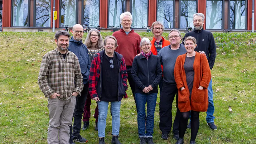 Tio personer på rad. Foto