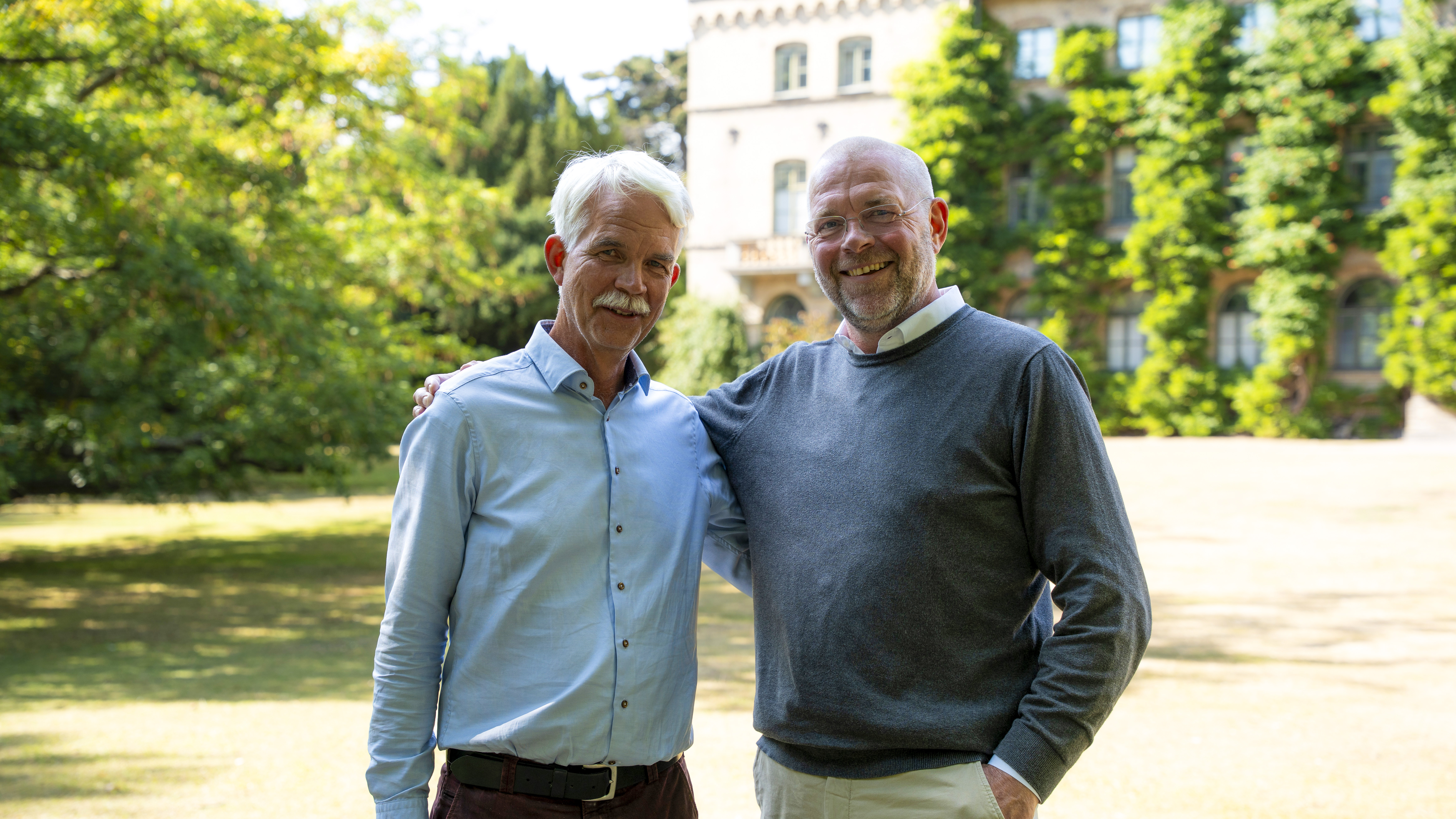 Håkan och Patrik ser glada ut i Alnarpsparken