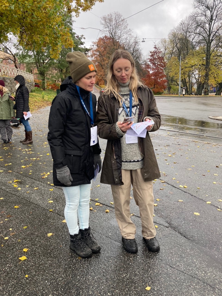 Två kvinnor pratar med varandra