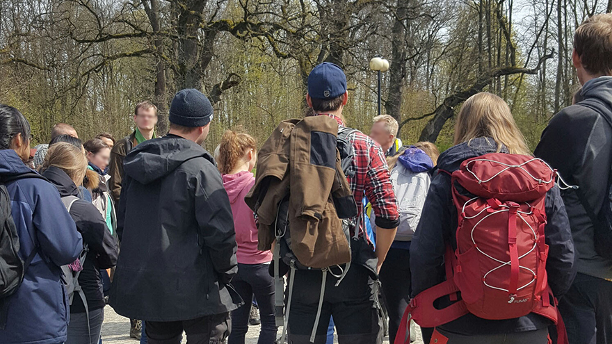 Grupp med studenter med ryggsäckar utomhus