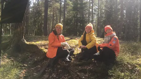 Tre personer i en skog