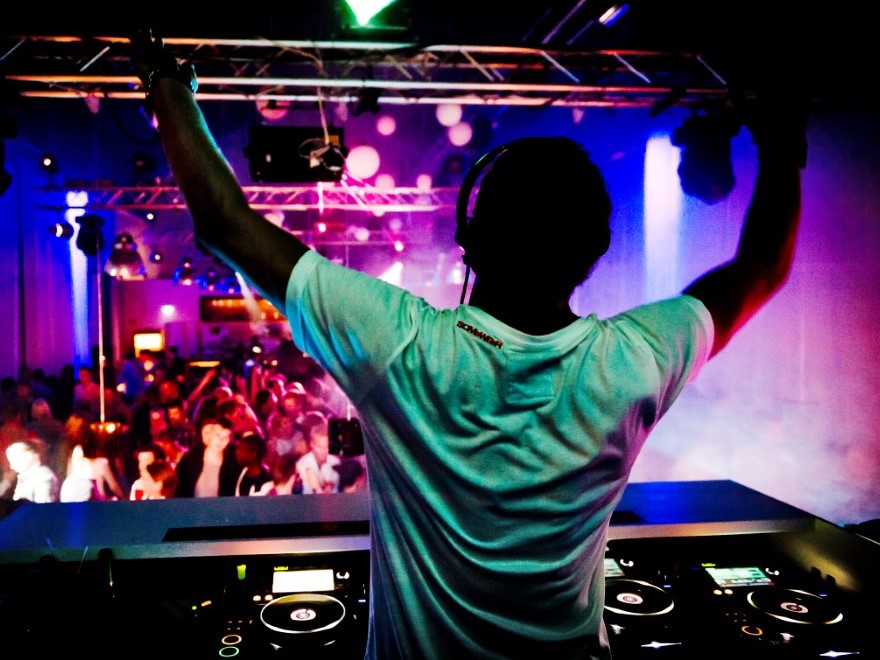 DJ och publik på nattklubb, foto.