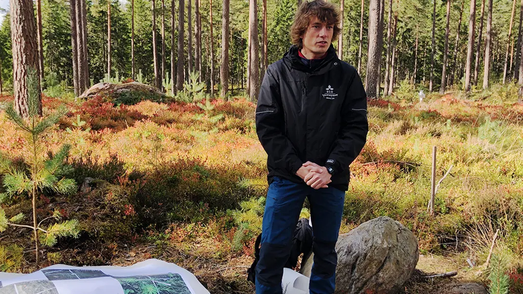 man håller föredrag i skogen