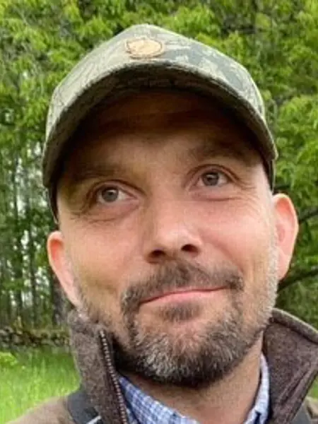 A man with a beard and a cap. Photo.