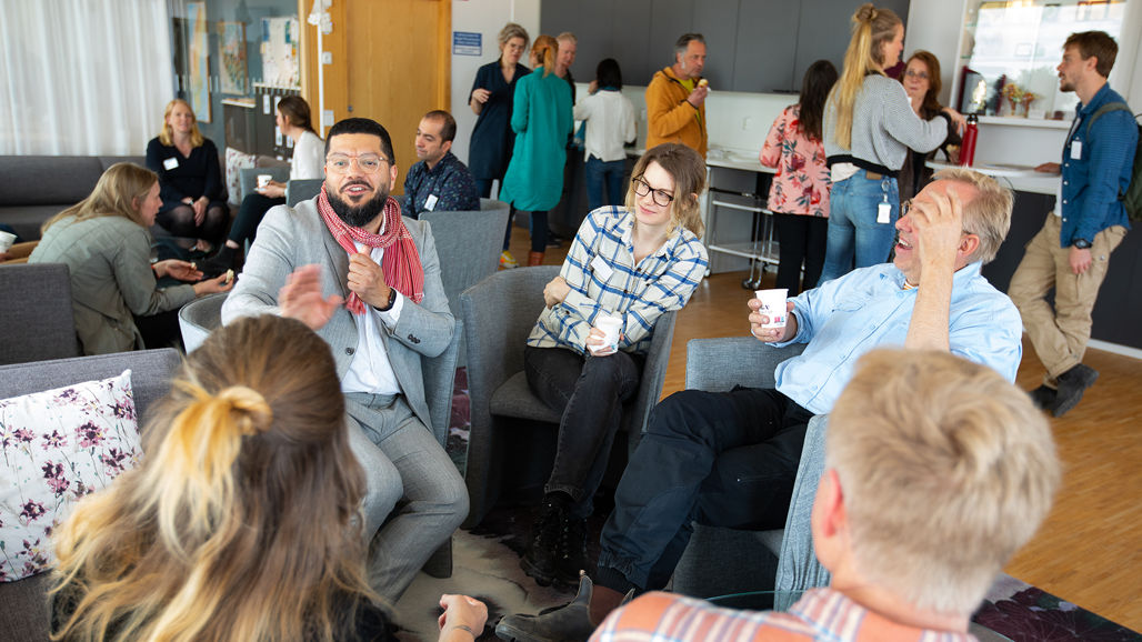 En grupp personer som sitter och diskuterar.