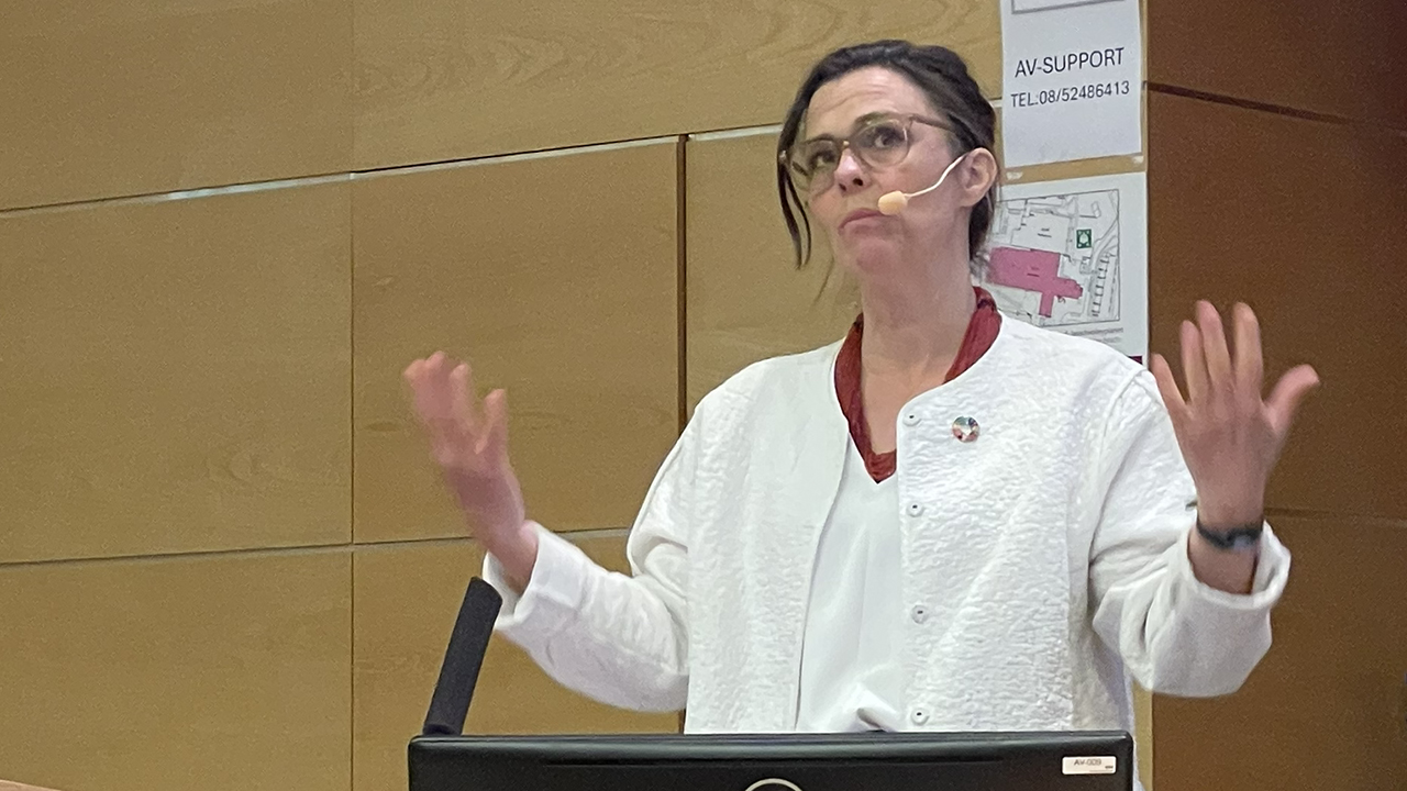 Åsa Persson i talarstolen