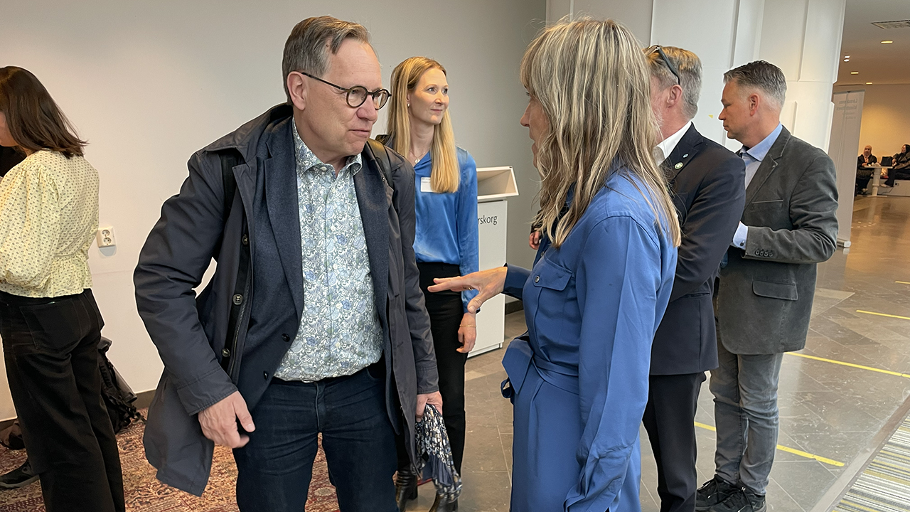 Personer står och samtalar i lobbyn