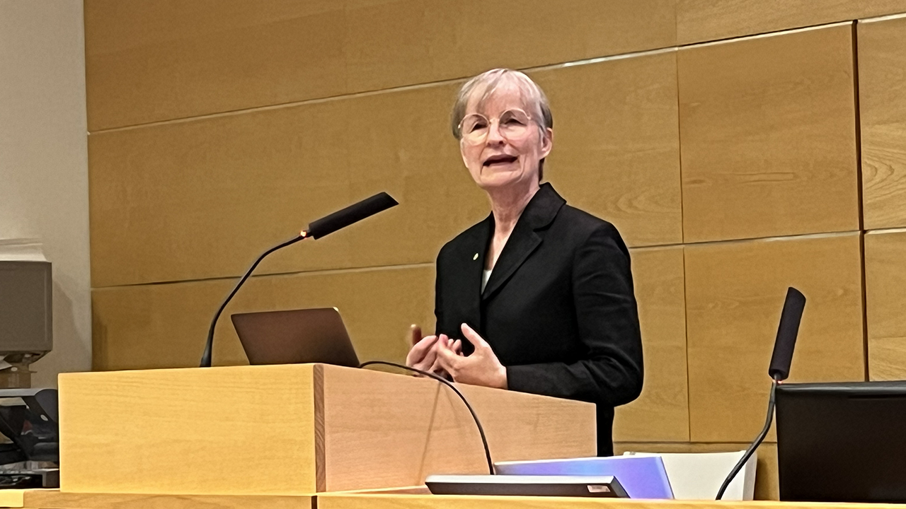 Ylva Hillbur i talarstolen
