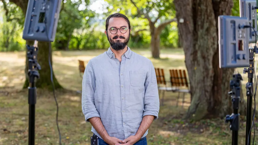 Man står i en park