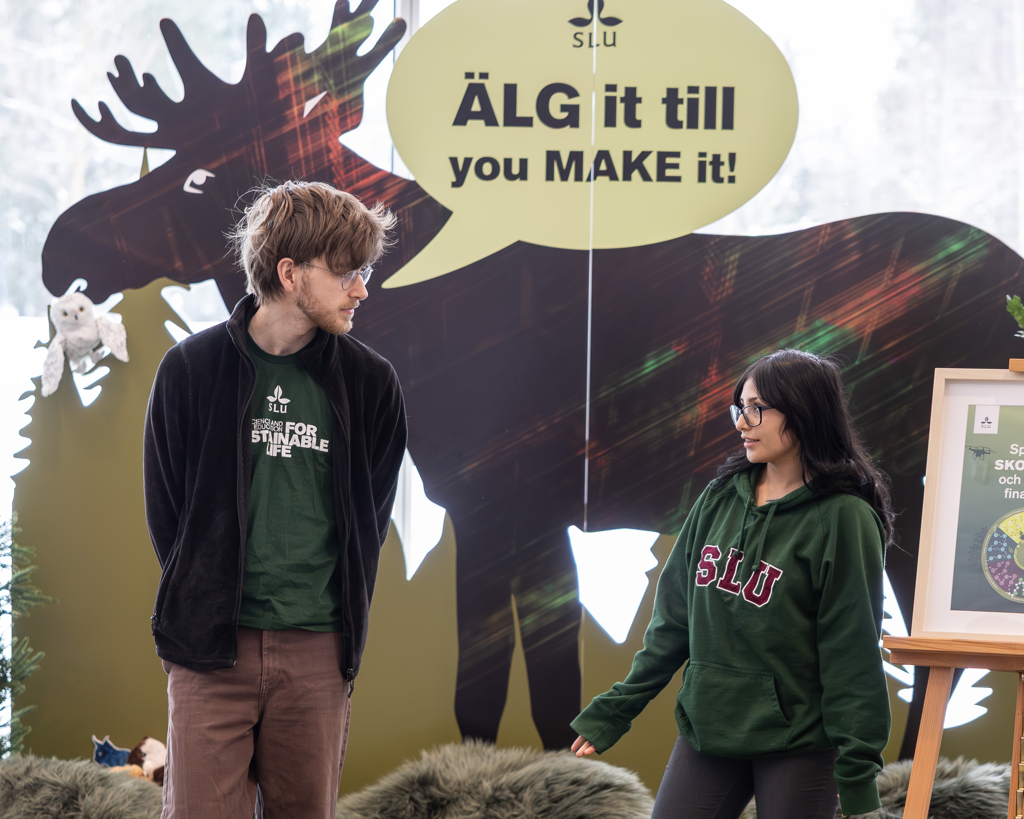 två studenter i en monter