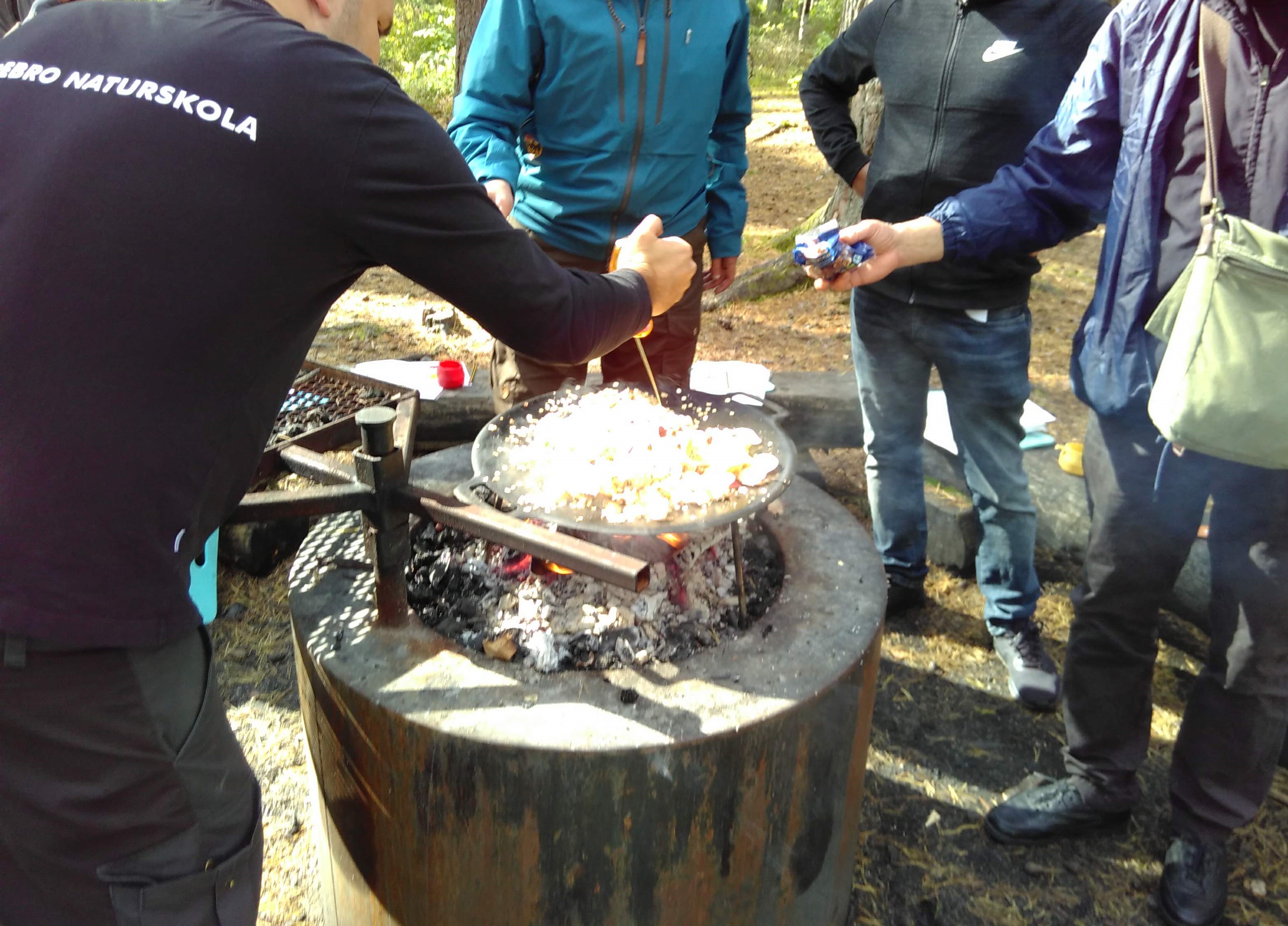 Foto: En gemensam naturbaserad aktivitet – att tillsammans laga mat utomhus. Benedict Singleton, 2018. 