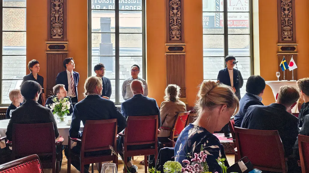 En grupp människor i ett rum. Foto.