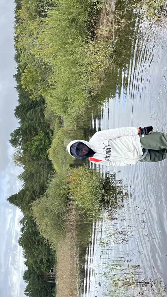 kvinna står i en sjö