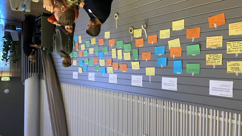 En massa lappar med text på en vägg