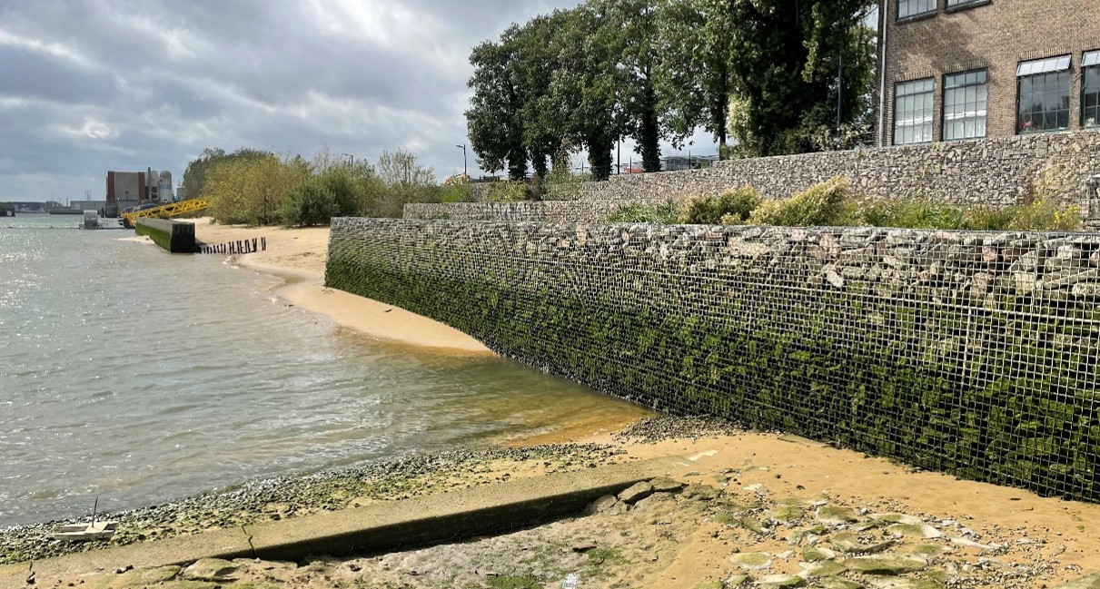 Getijdenpark Keilehaven Rotterdam Tidvattenpark gestaltad för att skapa förståelse för tidvattnets rörelse. På gabioner och långa trappsteg skapar alger och sjögräs olika gröna nyanser som lyfter fram skillnaden mellan ebb och flod.