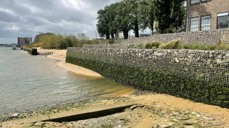 Getijdenpark Keilehaven Rotterdam Tidvattenpark gestaltad för att skapa förståelse för tidvattnets rörelse. På gabioner och långa trappsteg skapar alger och sjögräs olika gröna nyanser som lyfter fram skillnaden mellan ebb och flod.