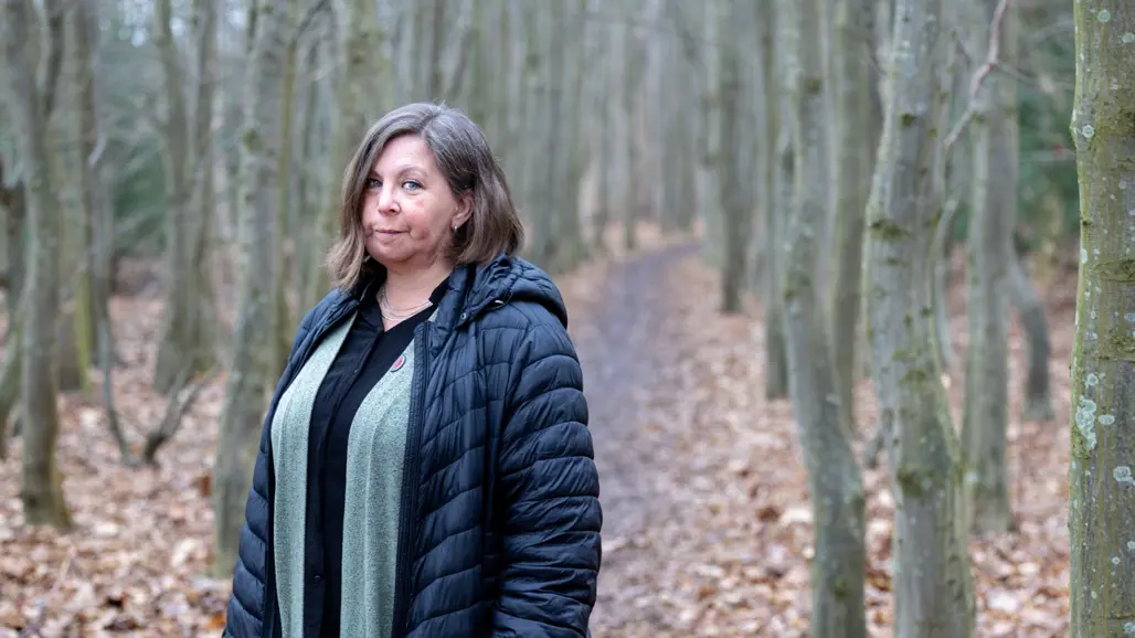 kvinna i skogen