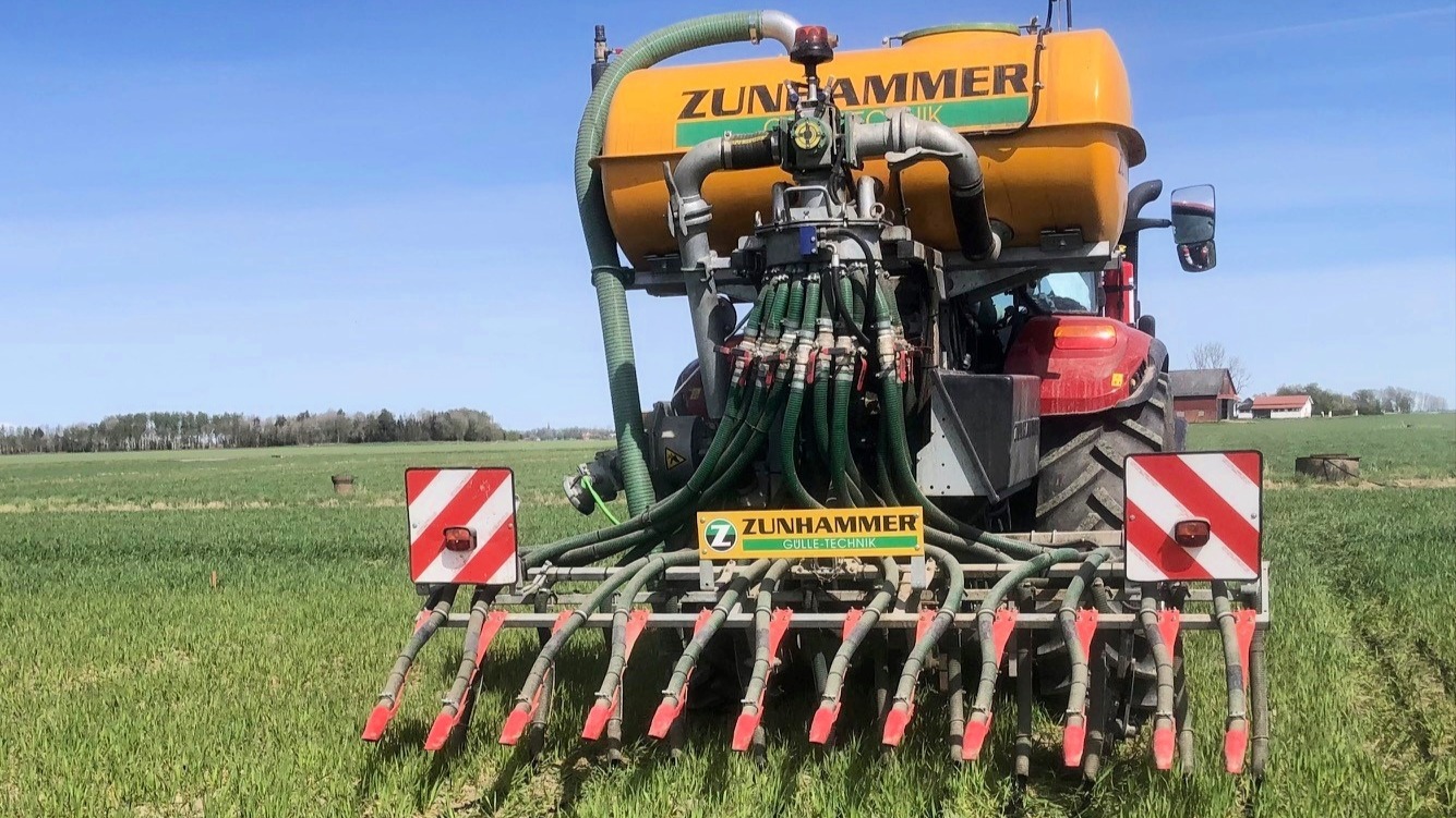 Flytgödselspridare specialbyggd för parcellvis gödsling i fältförsök.