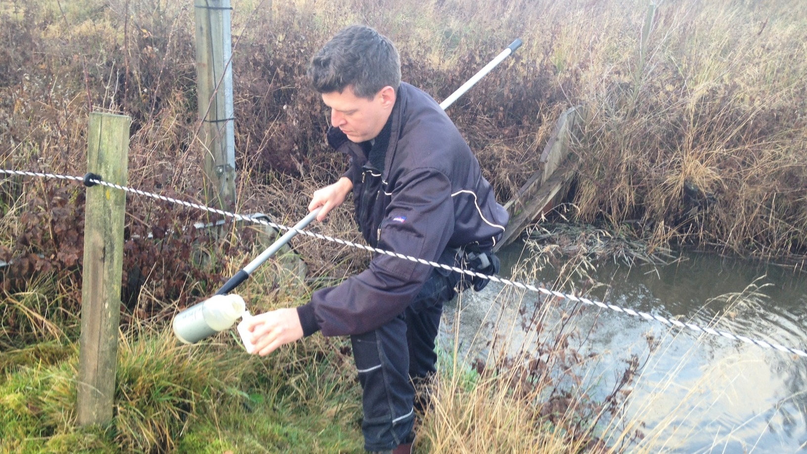 Mattias Gustafsson tar vattenprov. Foto: Sofia Delin.