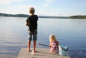 Att fiska är ett roligt sätt för barn och unga att uppleva naturen. Foto: Erika Hagegård 