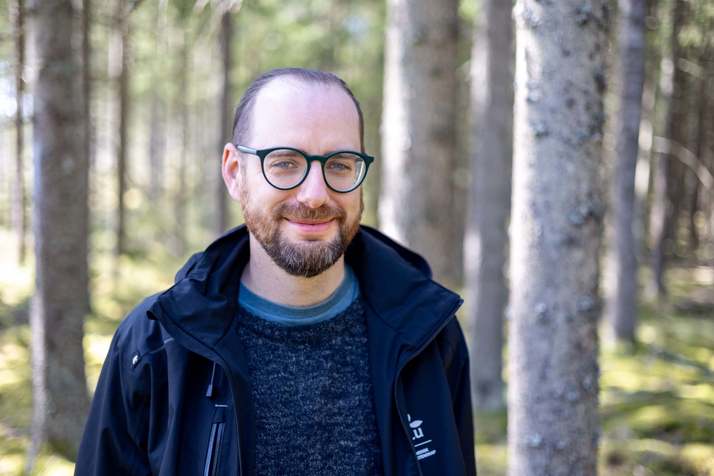 porträtt på en man i skogen