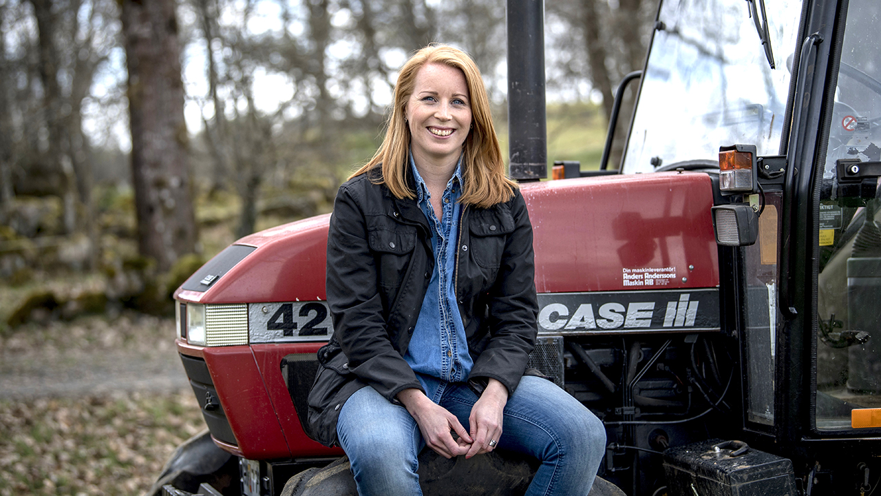 Annie Lööf sitter på en traktor.