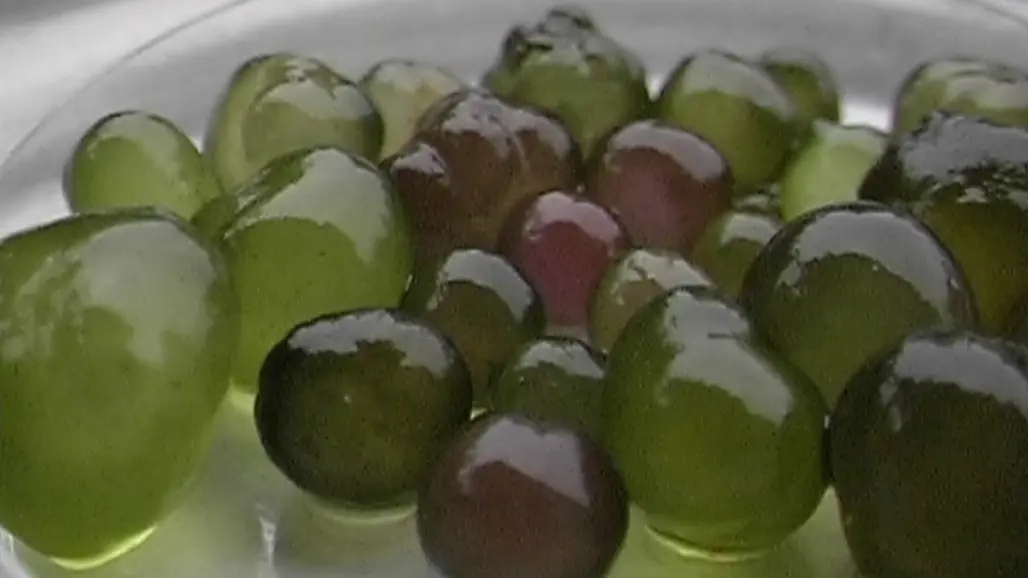 Gröna och lila kulor. Foto