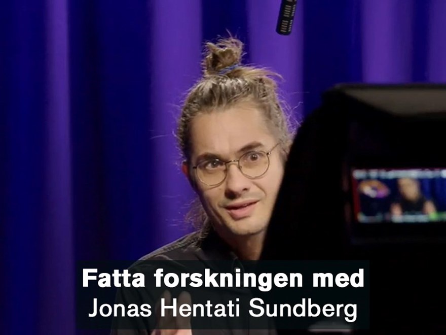 Bild på forskaren Jonas Hentati Sundberg samt en kamera.